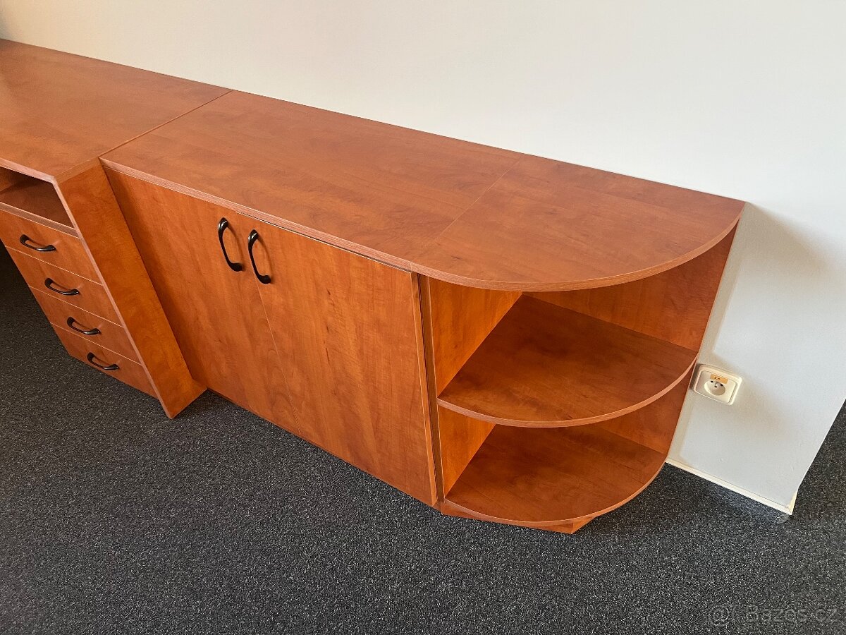 SET skříni a stolů s tmavým dřevěným dekorem - 4