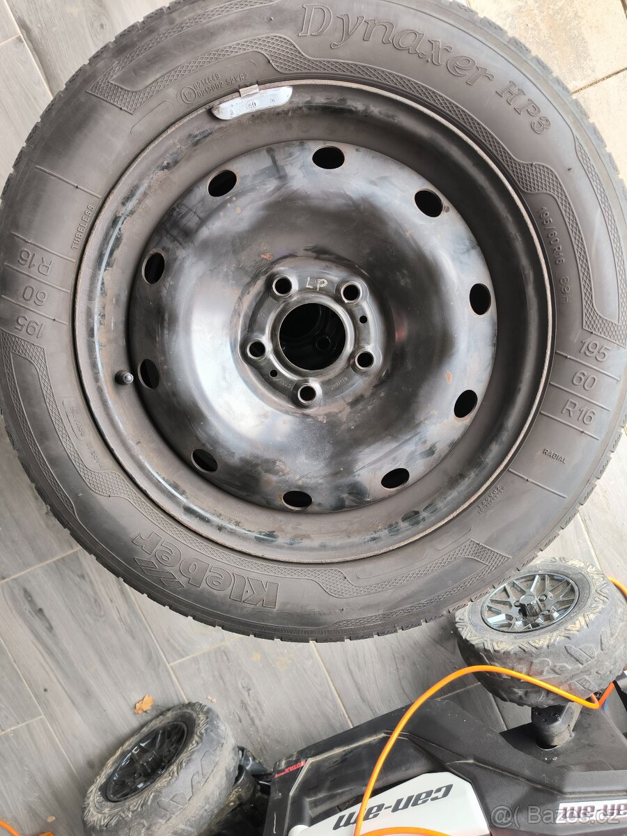 5x114,3 plechové disky s letními pneu - 4