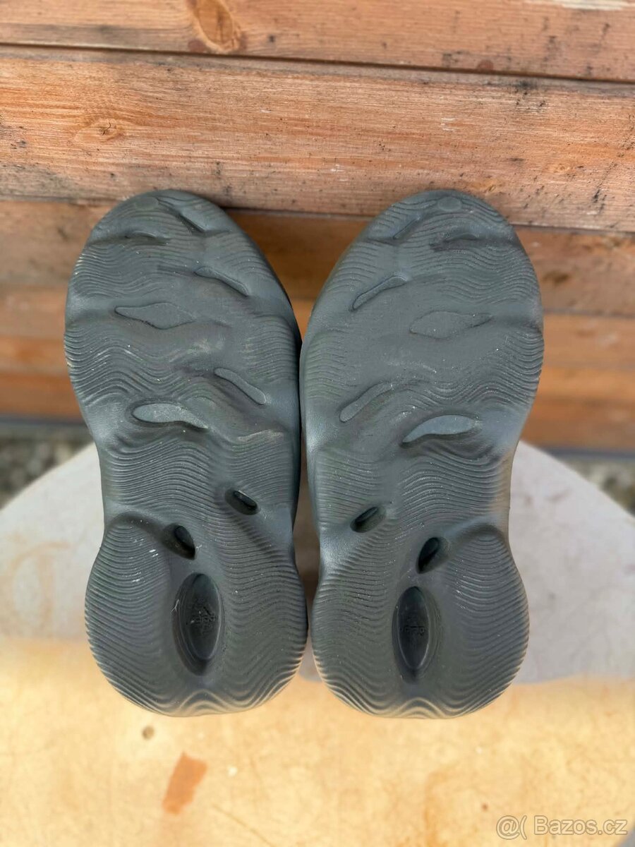 Adidas Yeezy Foam RNR Carbon - 4