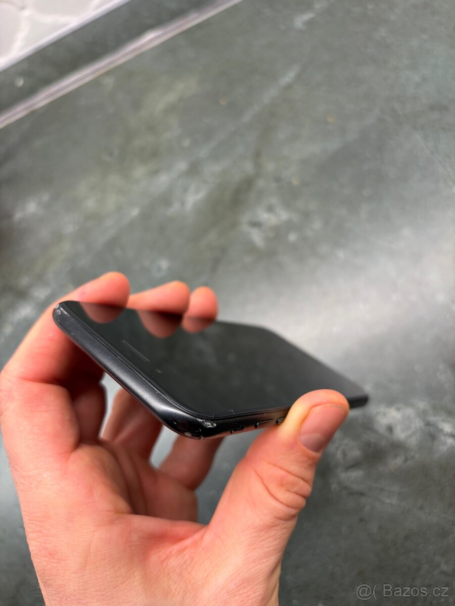 Apple iPhone 7 černý 32 GB - 4