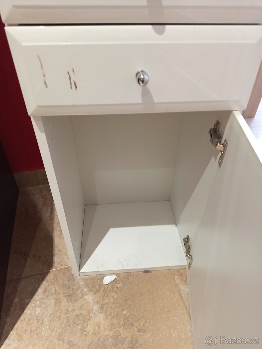 Koupelnová skříňka - 4