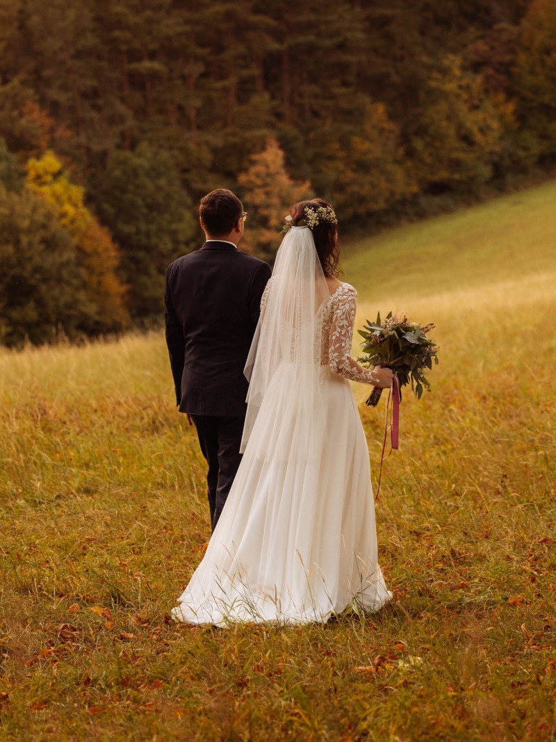 Krajkové svatební šaty se závojem - 4