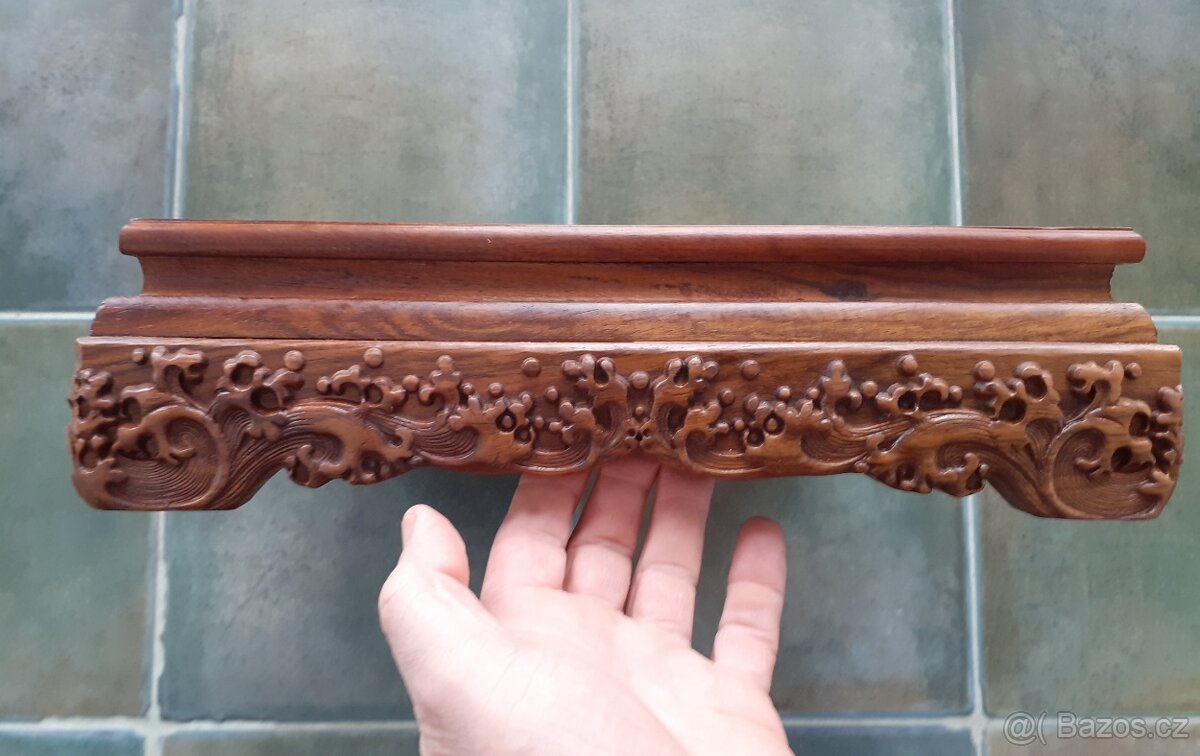 vyřezávaný stoleček nebo podstavec - 4