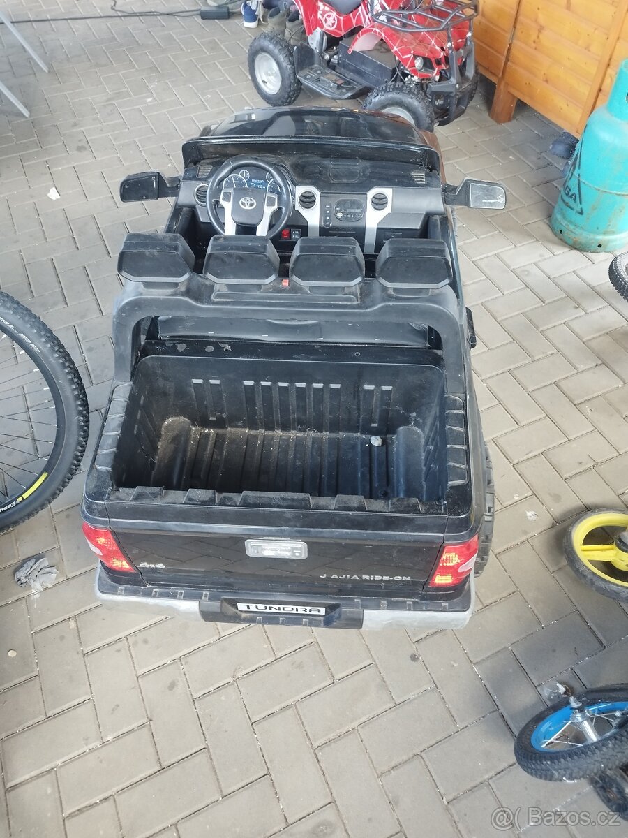 Dětské elektrické auto Toyota