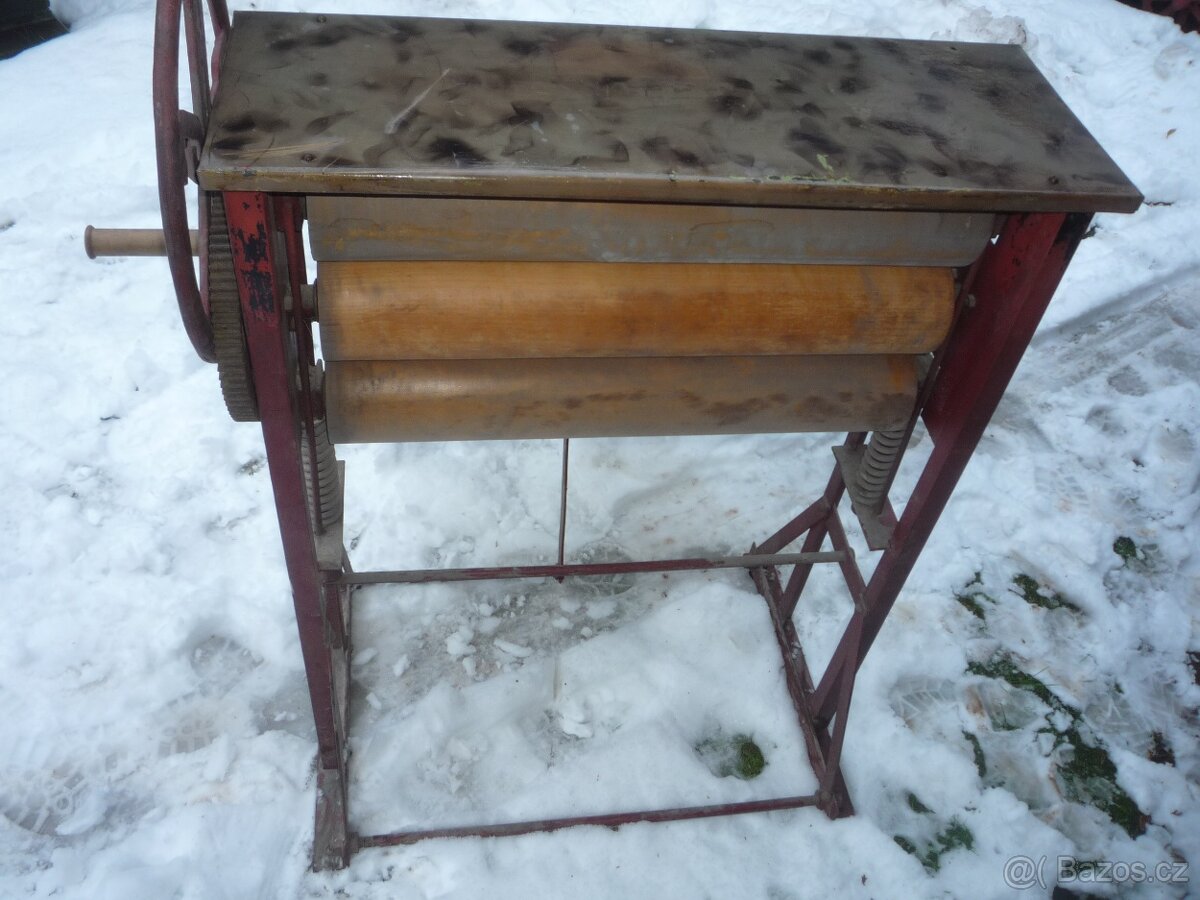 prodám litinovou výlevku, ruční mandl, litinové podstavce... - 4