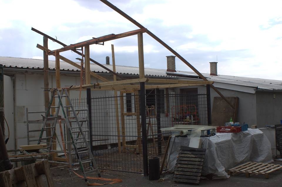 Prodám materiál na psí výběh s boudou. - 4