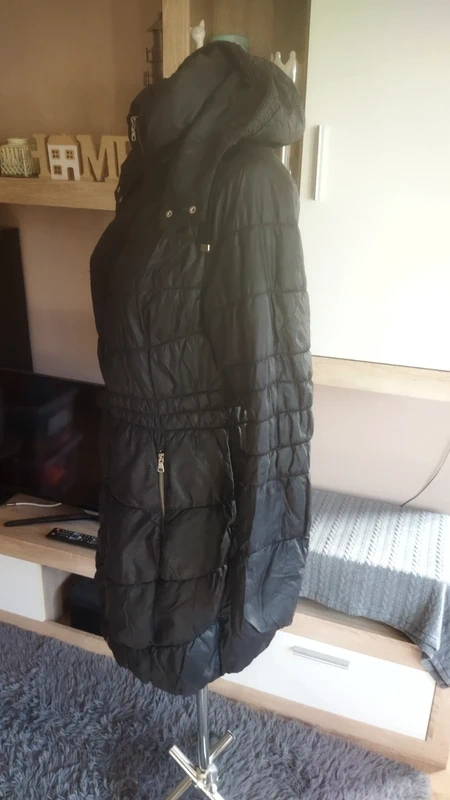 Prodám moc hezký černý prošívaný kabát s kapucí - 4