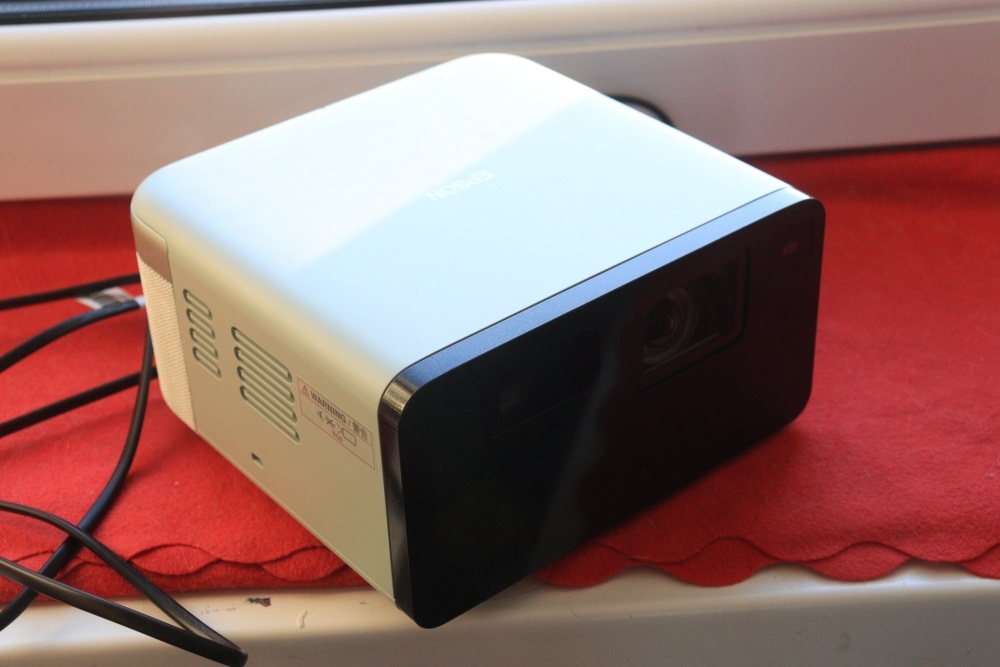 PRODÁM 3LCD PROJEKTOR EPSON EF-21G - 4