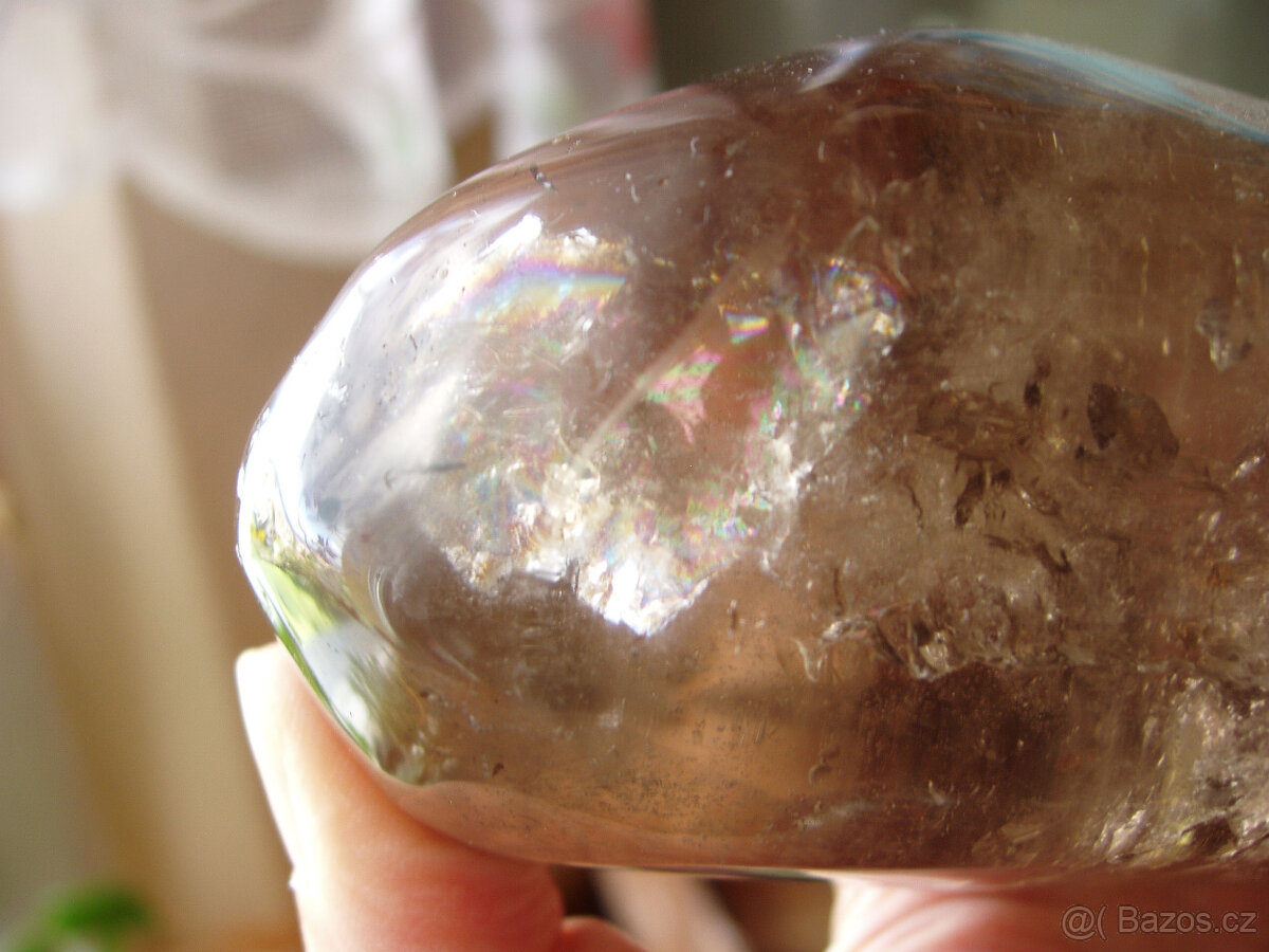 Krásná velká Záhněda jako světelný hladký krystal - 4