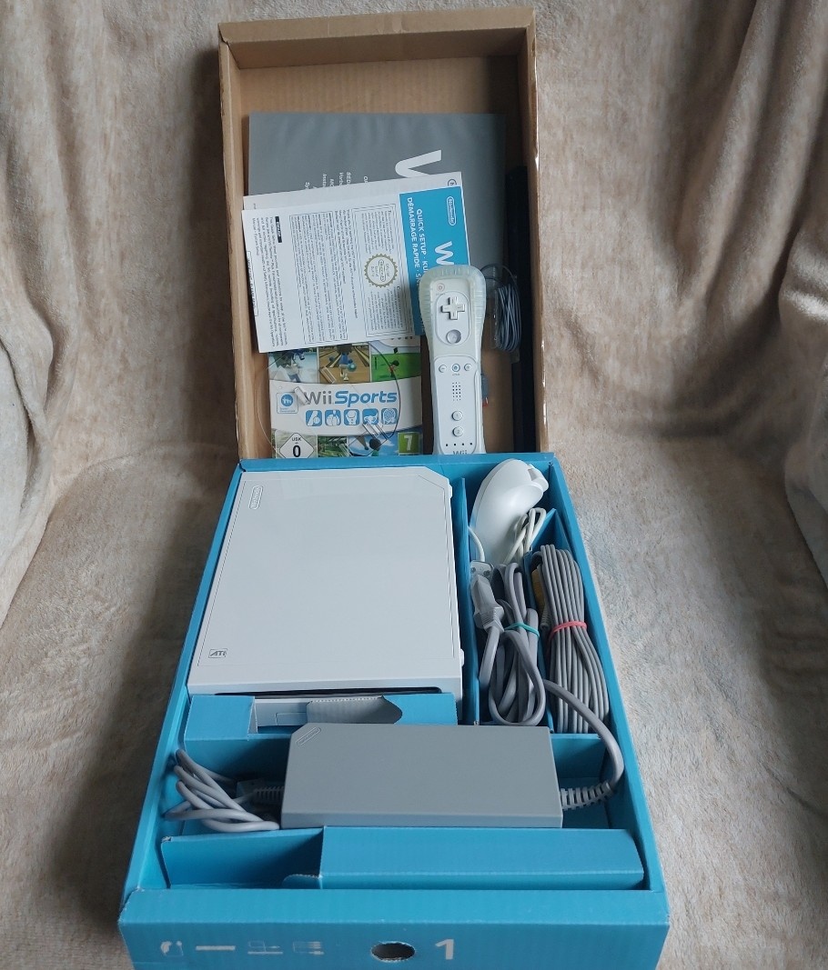 Nintendo Wii, dva ovladače, volant a Wii Sports - 4