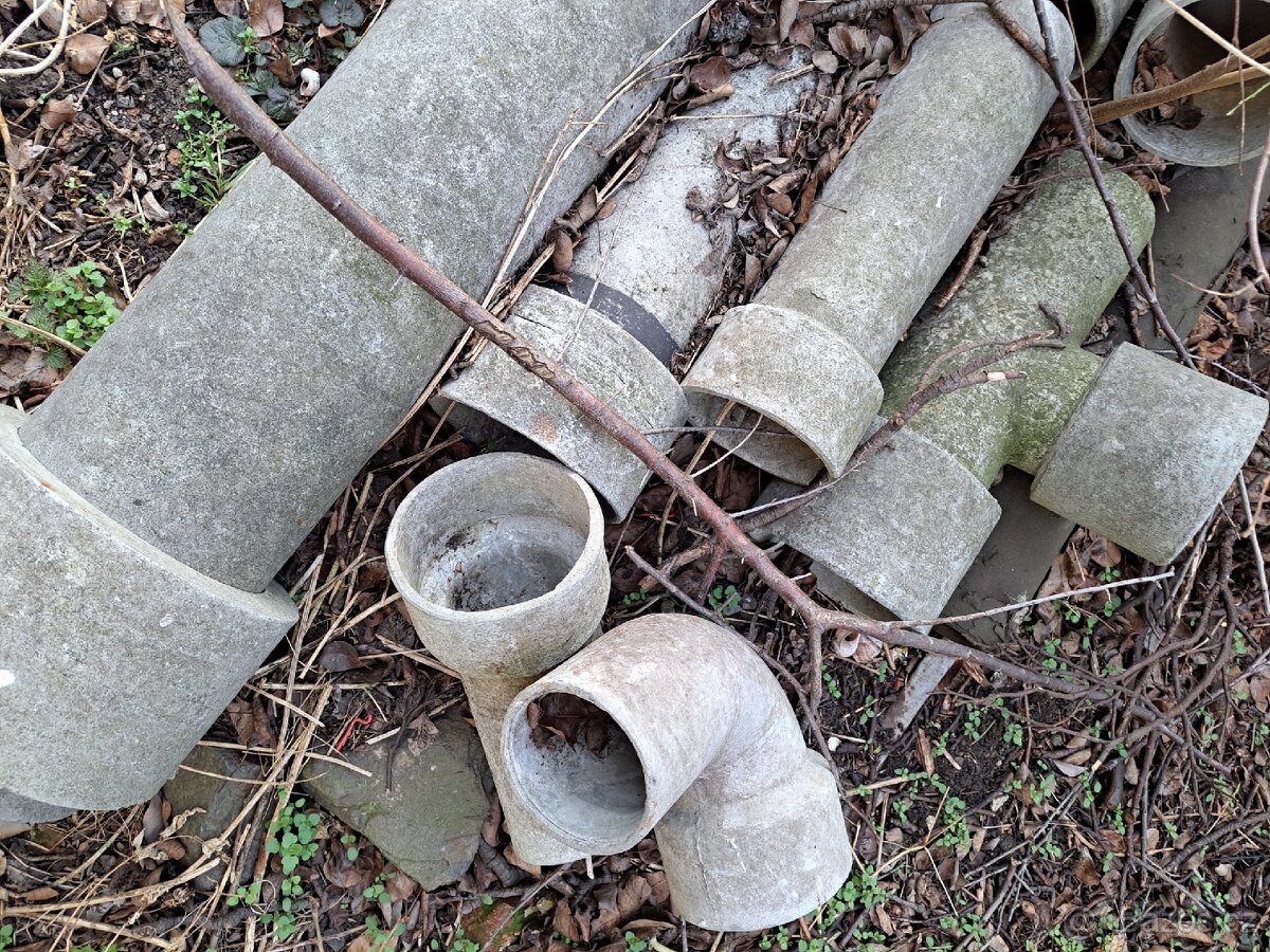 Starší kanalizační odpadové roury,kolena - 4