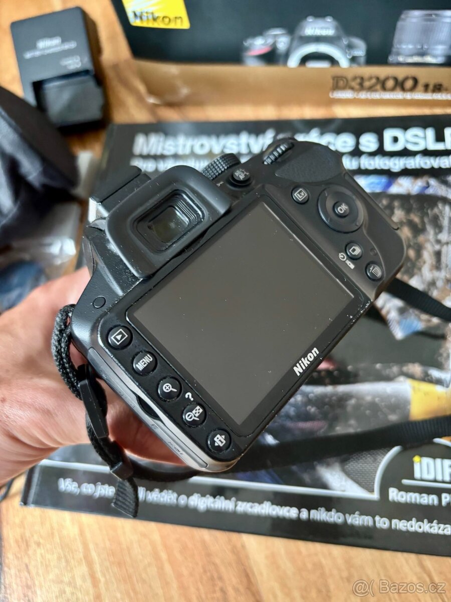 Zrcadlovka Nikon D3200 tělo + objektiv 18-105 mm + brašna - 4
