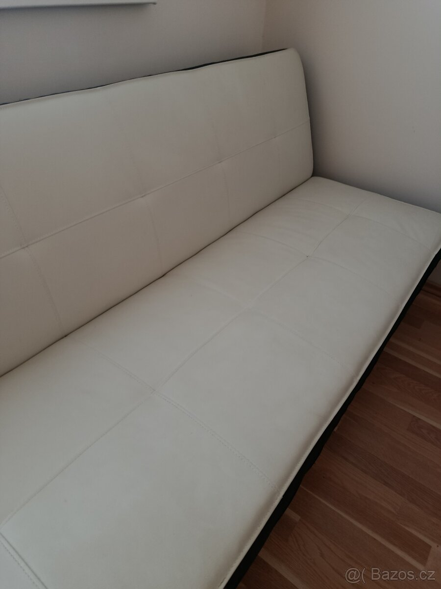 černobílý koženkový gauč - 4