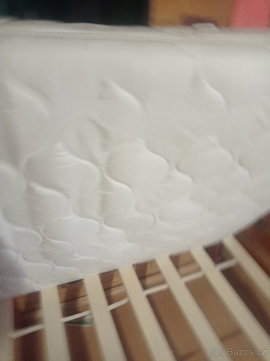 Dřevěná postel s matrací roštem a bočnicí - 4