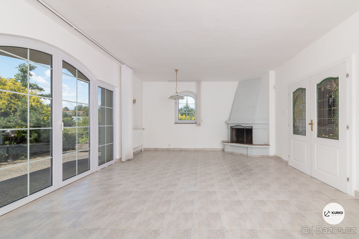 Rodinný dům 5+1 s bazénem a garáží, v atraktivní lokalitě ul - 4