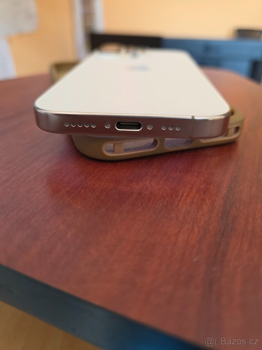 Apple iPhone 16 Pro - 4