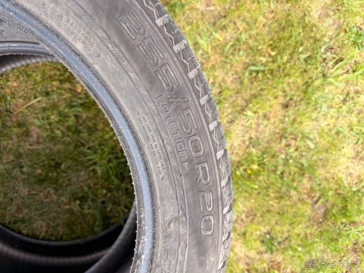 Prodám gumy nokian 255/55R20 - 4