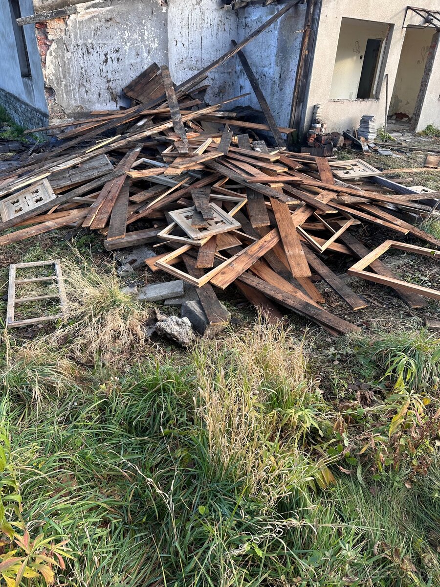 Dřevo z demolice baráku. - 4