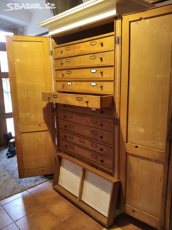 Stará velká dřevěná šuplíková skříň se zámkem - 4