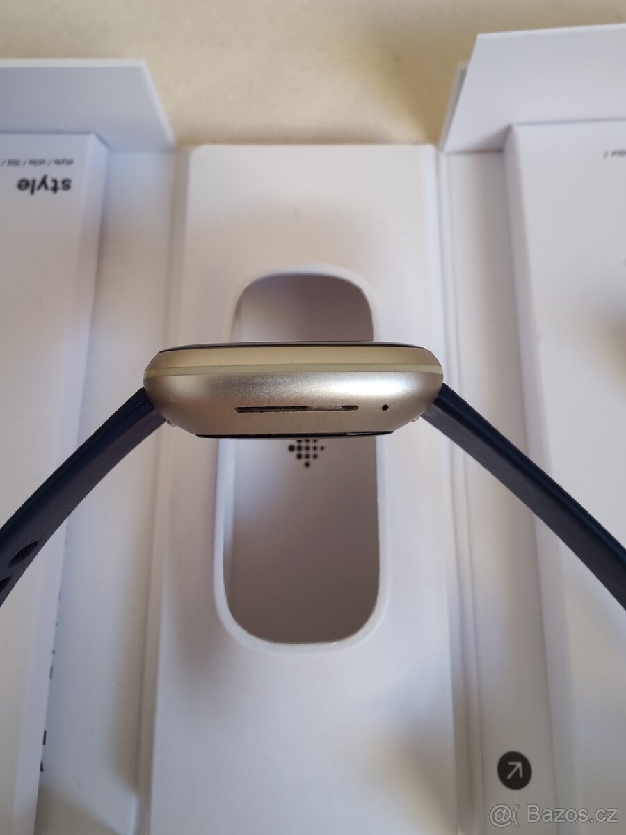 Chytré hodinky Fitbit Versa 3 - 4