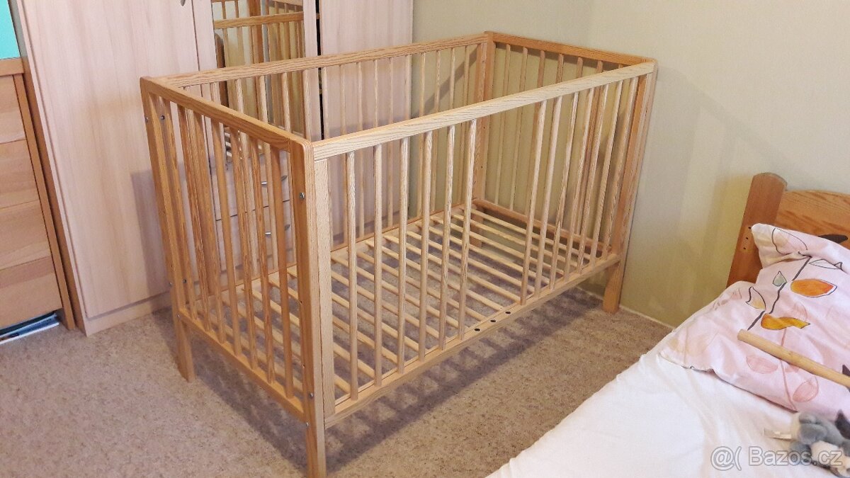 Dřevěná dětská postýlka + matrace - 4