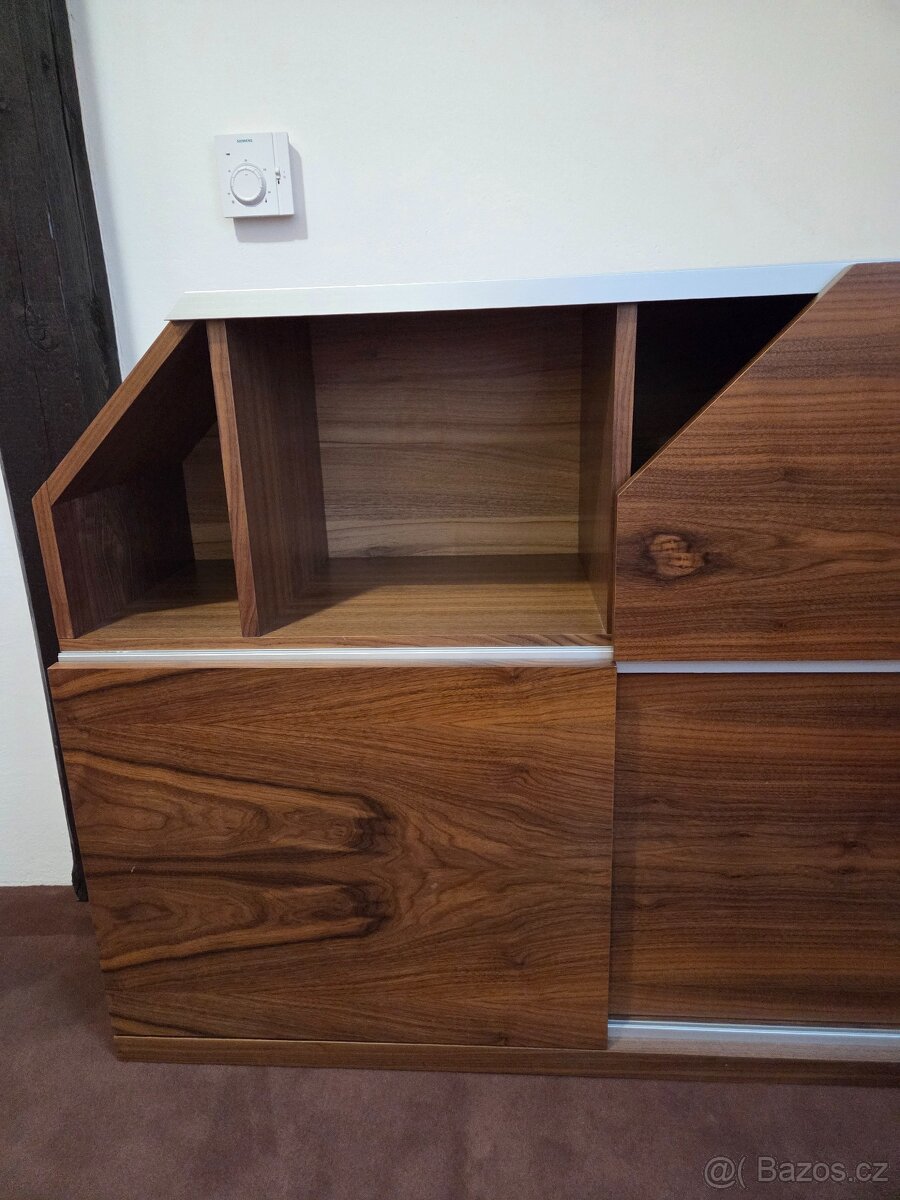 Skříň s posuvem a poličkami DÝHA OŘECH - 4