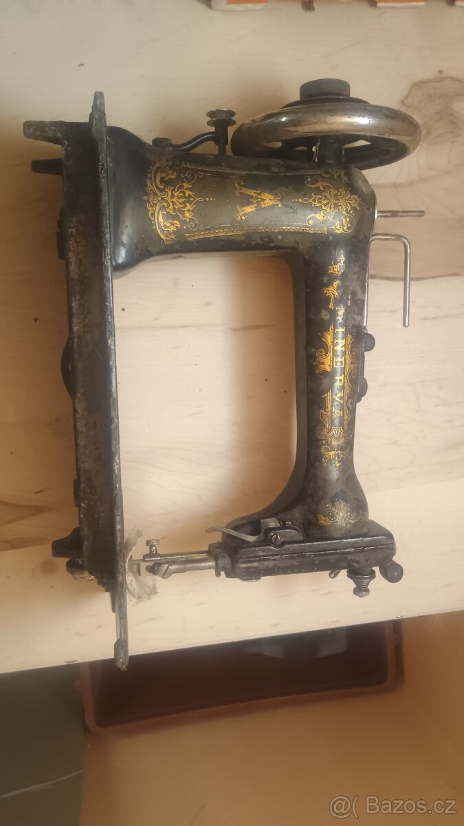 Starý šicí stroj Minerva - 4