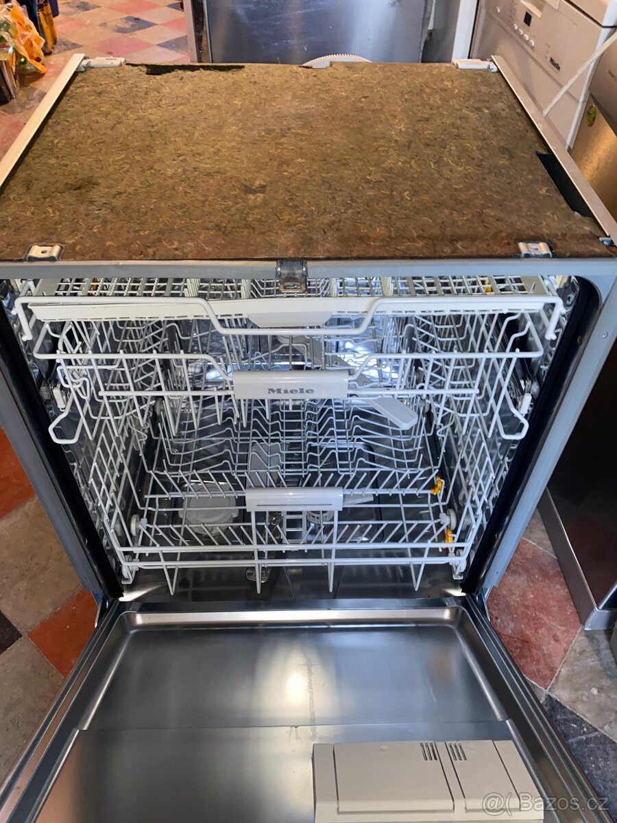 Kvalitní vestavná myčka zn. Miele - 4