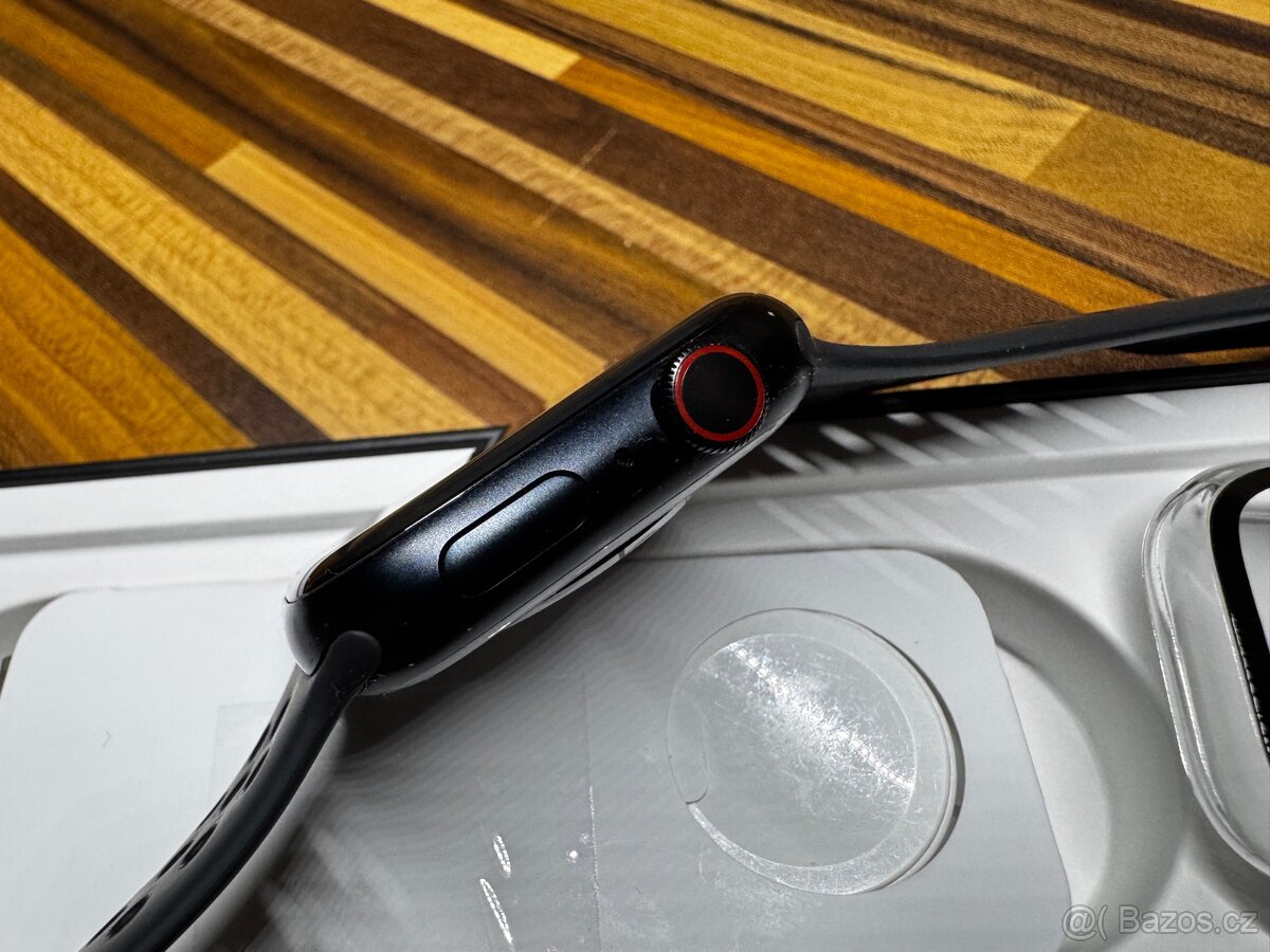 Apple Watch 7 NIKE 45 mm Cellular + GPS - 4