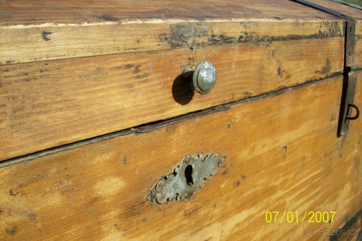 Stará dřevěná truhla - 4