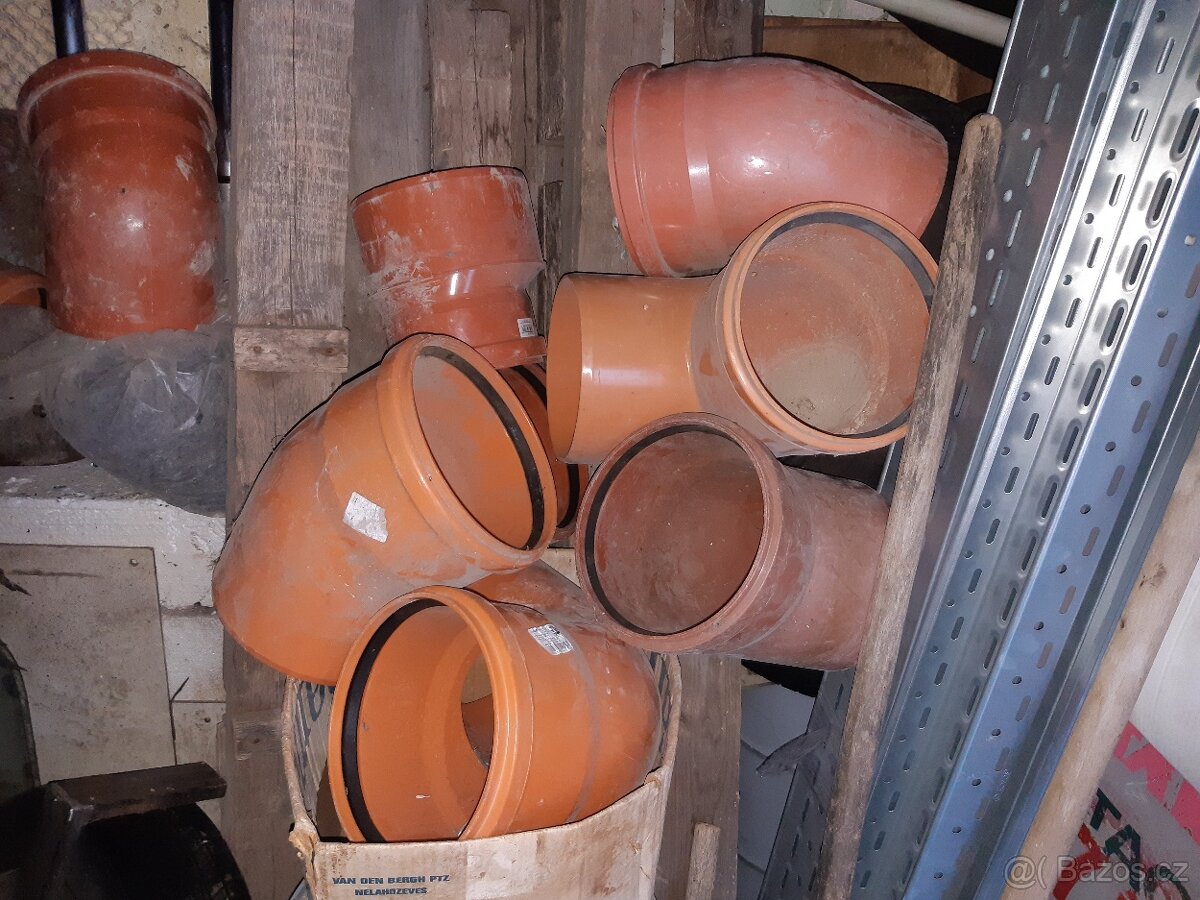 Kanalizační kolena KG 200mm - 4