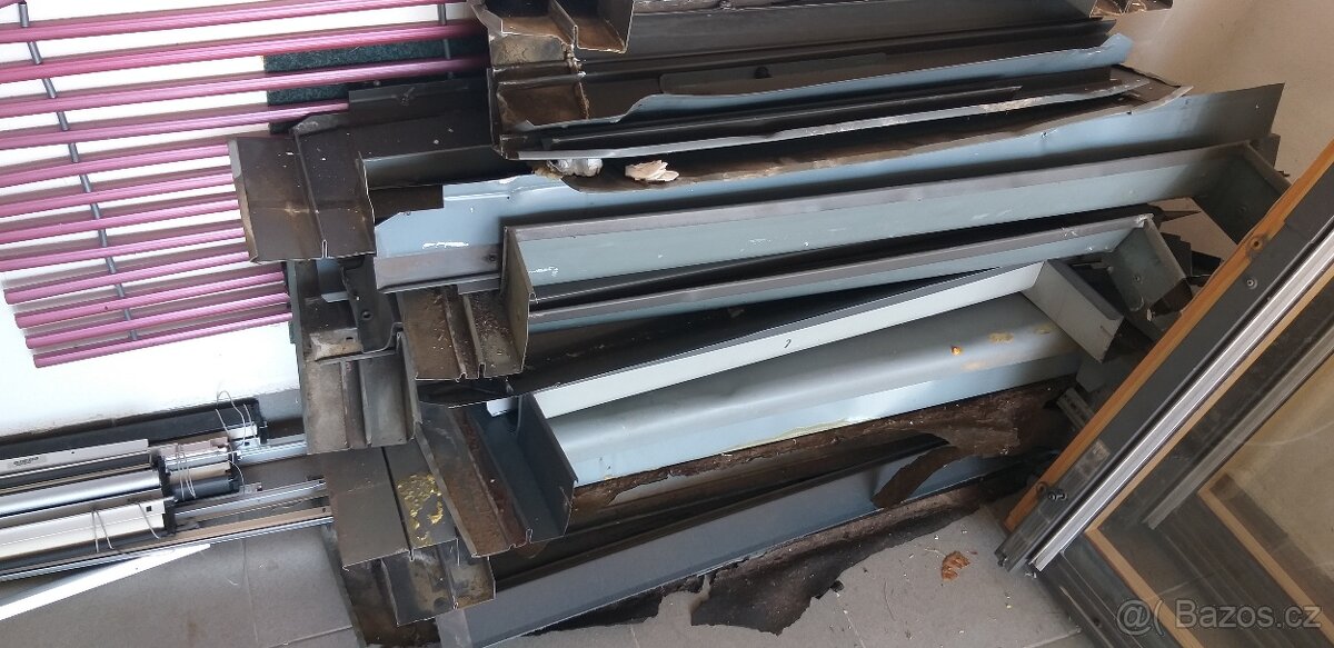 Prodám levně 4 ks střešních oken VELUX - za babku a všechny - 4