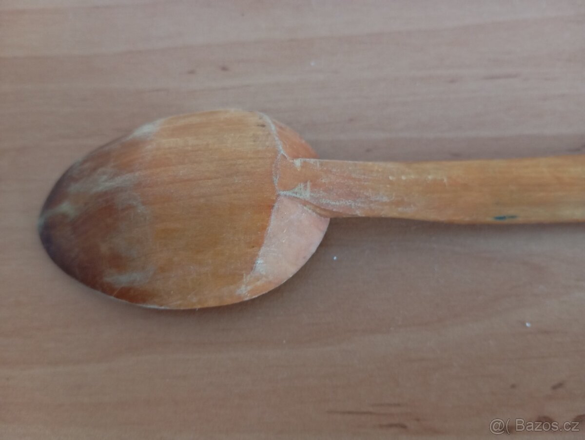 Stará ručně vyřezávaná dřevěná dlouhá lžíce - 4