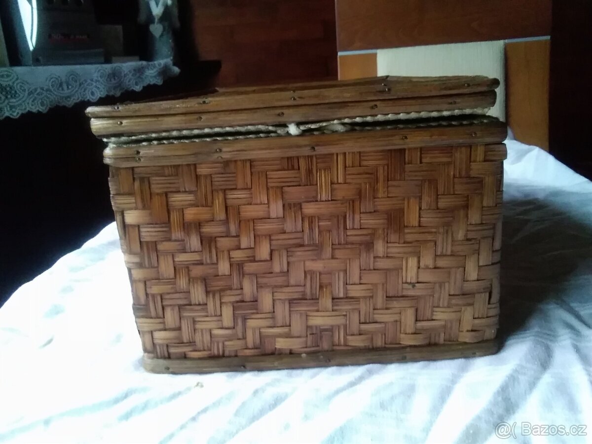 velmi stara skrinka-ratan-30leta - 4