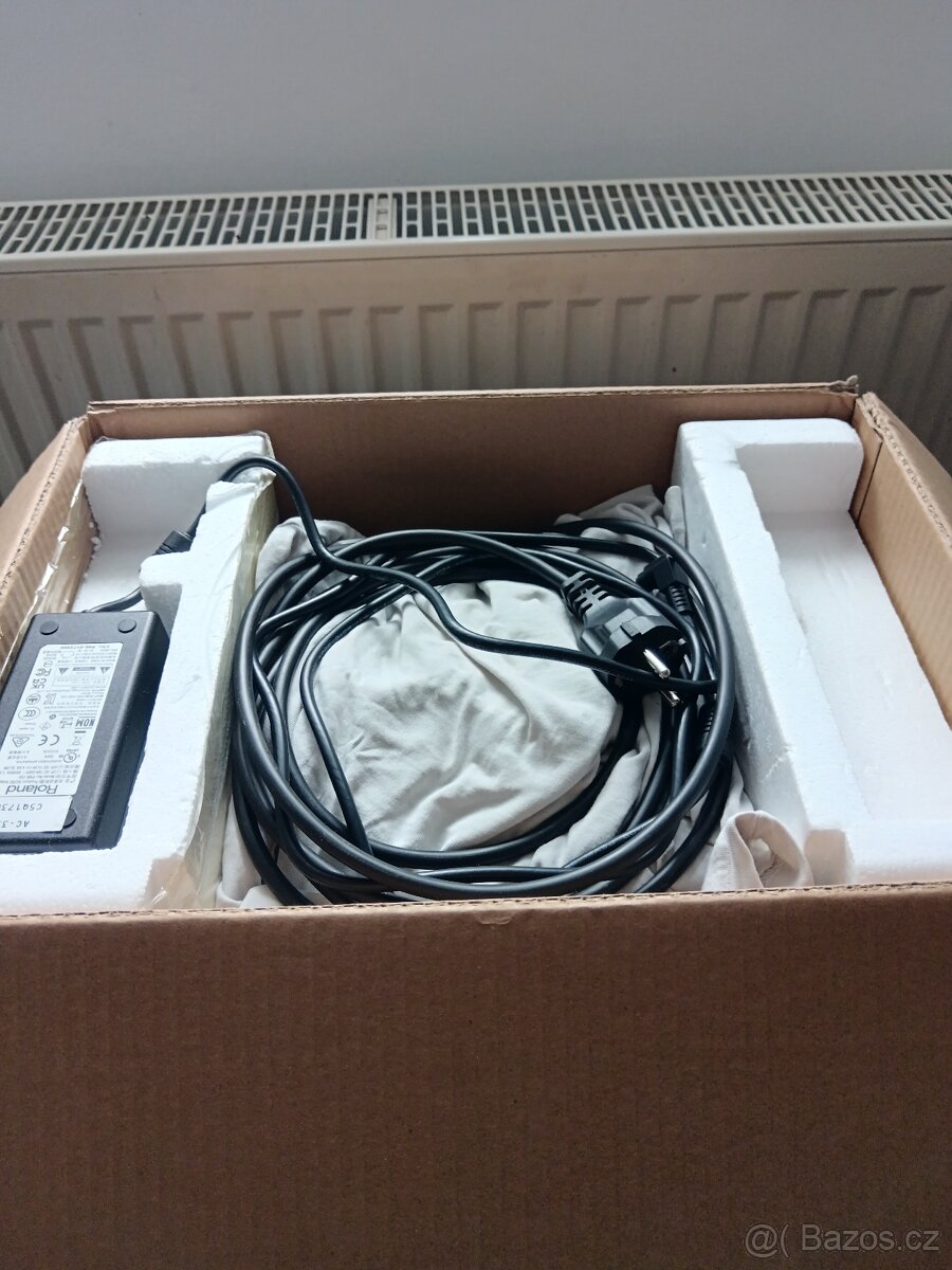 Roland AC-33 - 4