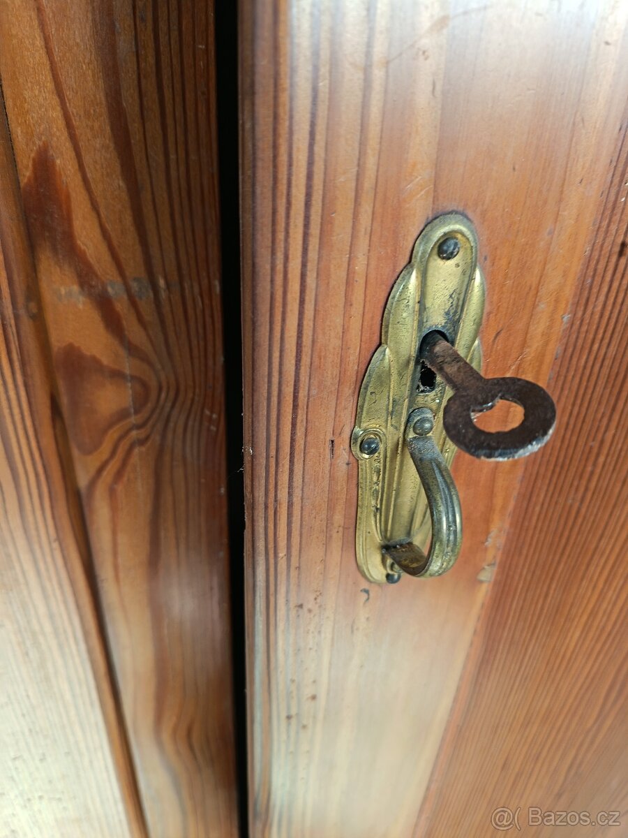 Starožitné skříně z masivu - 4