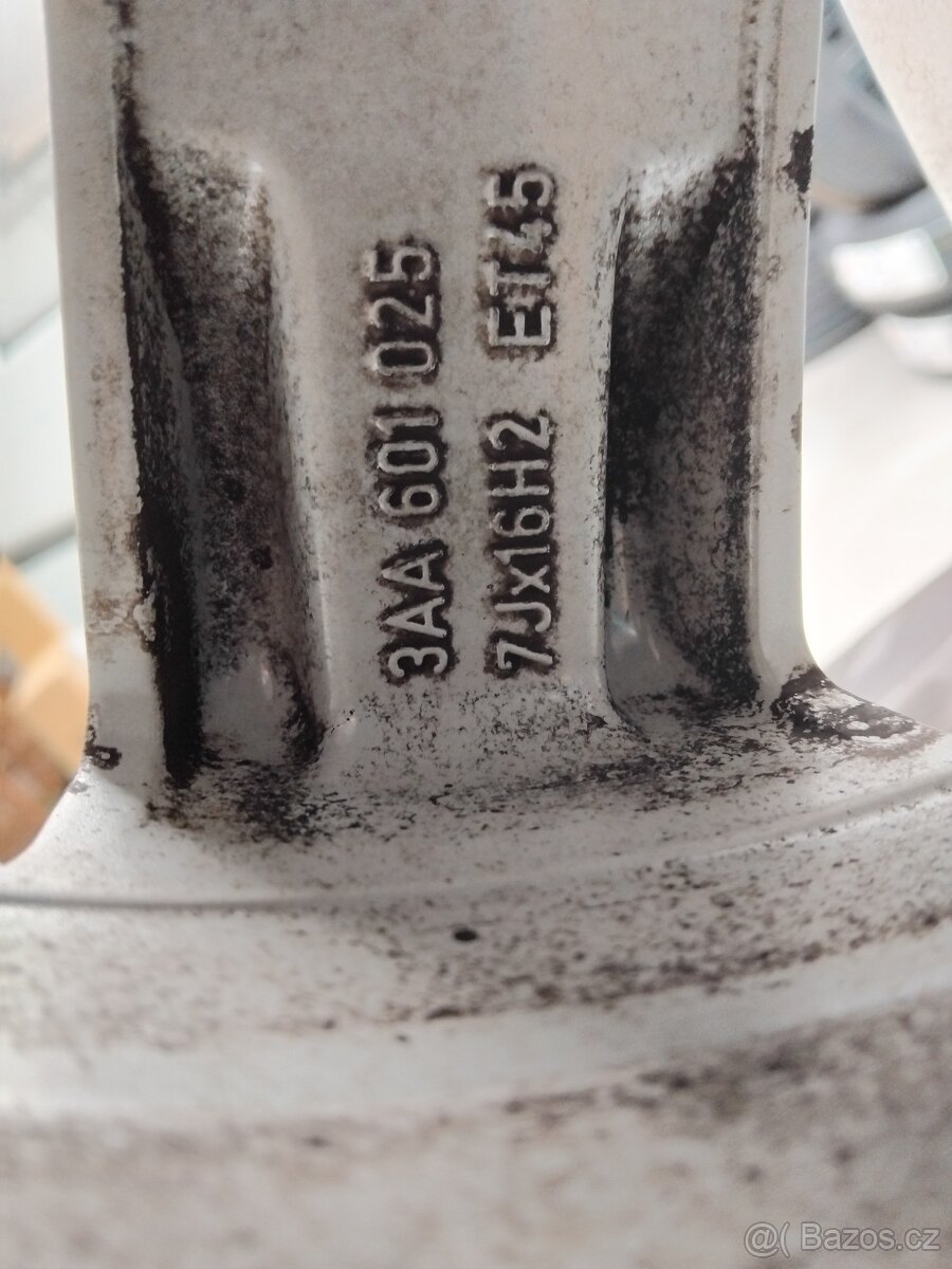 Prodám kompletní letní kola 3AA601025 Passat - 4