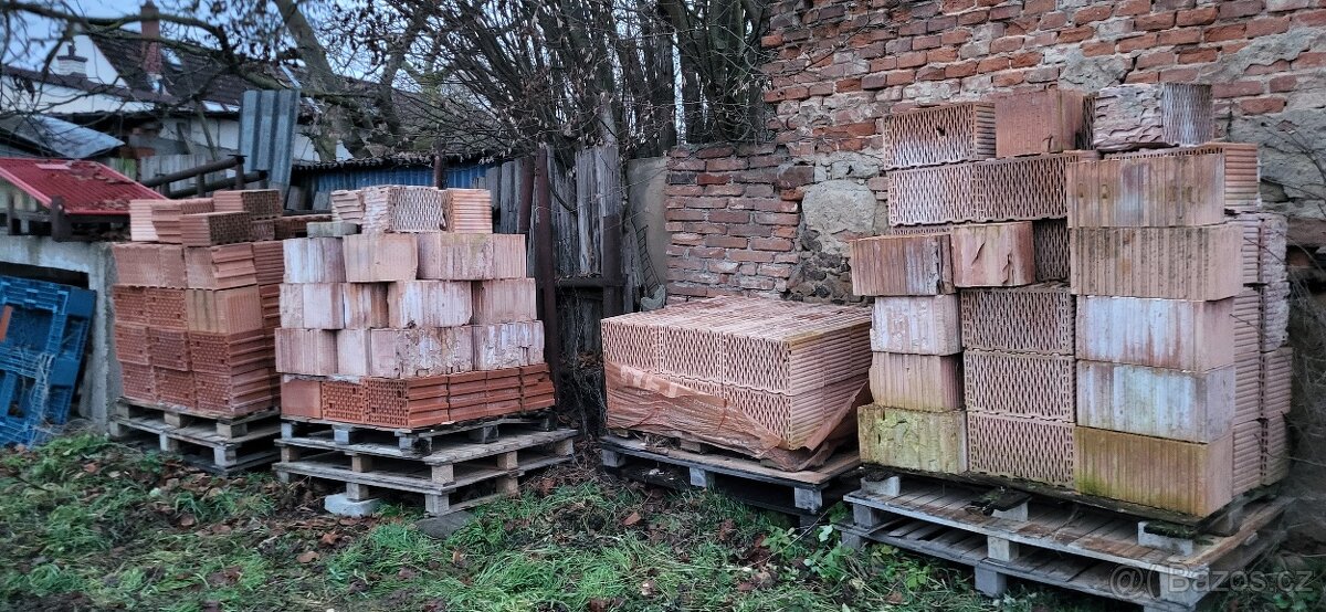 Prodám cihly bet.patky,str.panely,cihly,svody na okapy,pr.1 - 4