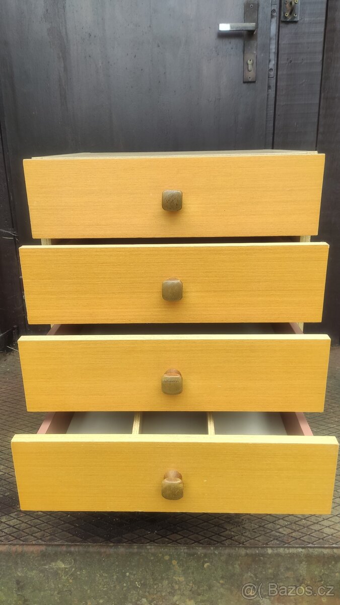 Skříňka k válendě - 4