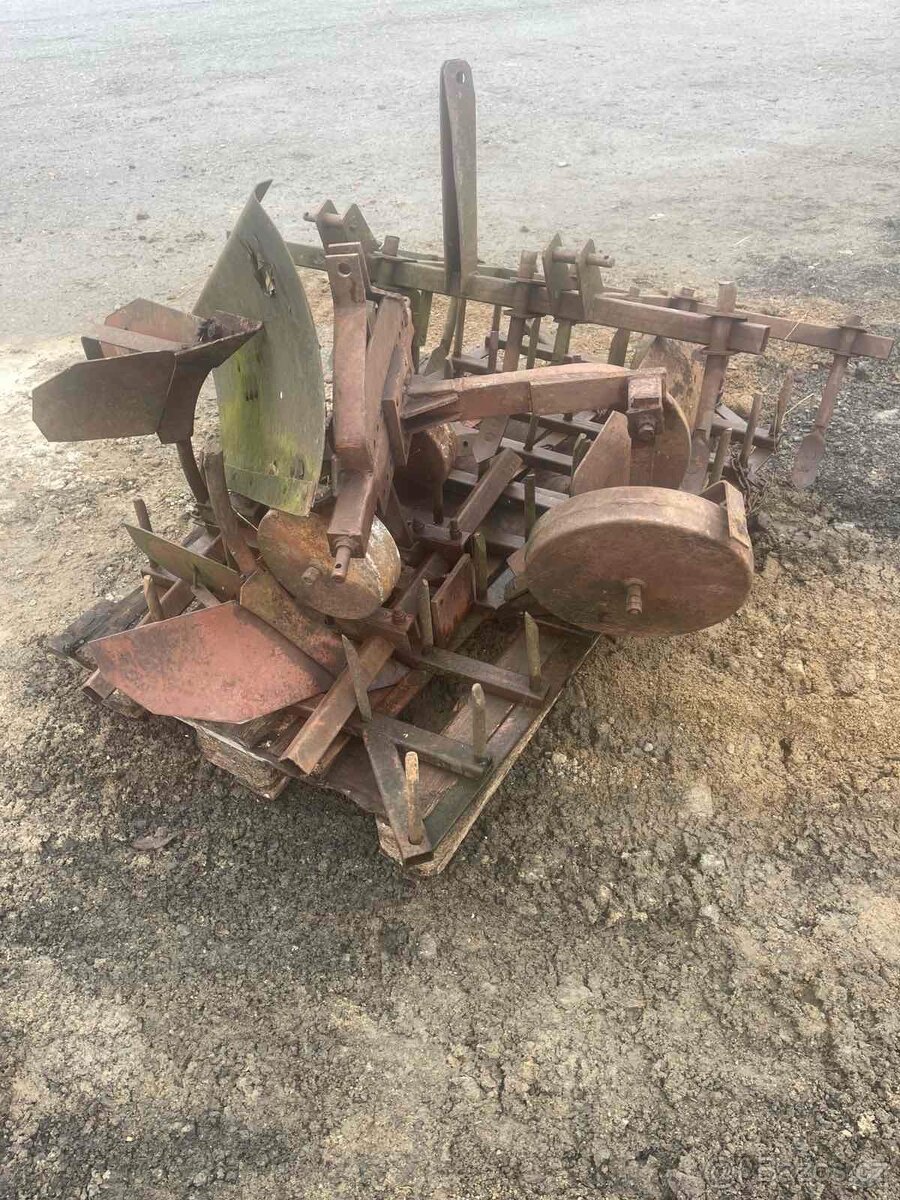 Traktor BELORUS 082 a příslušenství. - 4