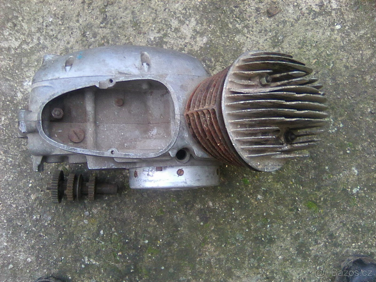Jawa-čz 125/150 351/352-motor,pods.plechy,kryt řetězu,výfuky - 4