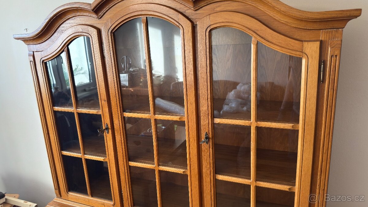 Masivní vitrína / příborník - 4