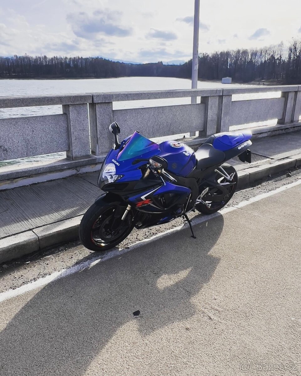 Suzuki GSXR 600 K7 - 4