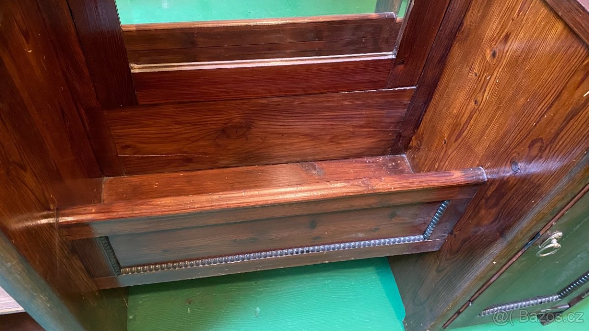 TOALETNÍ STOLEK SE ZRCADLEM - 4