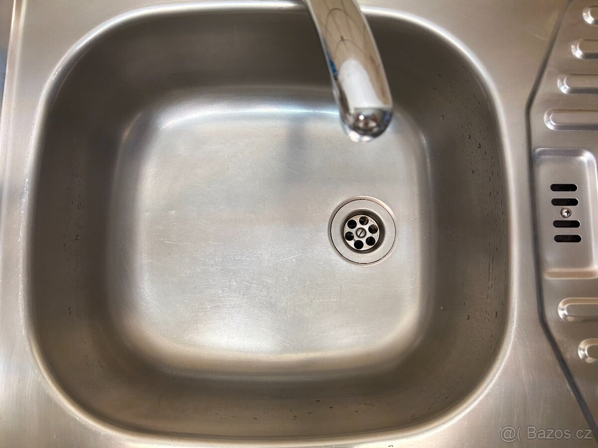 Nerezový kuchyňský dřez s baterií - 4