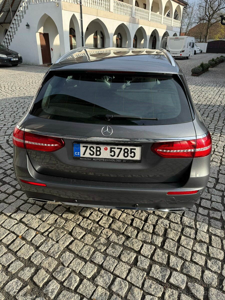 Mercedes-Benz E 220d AMG Line - 4