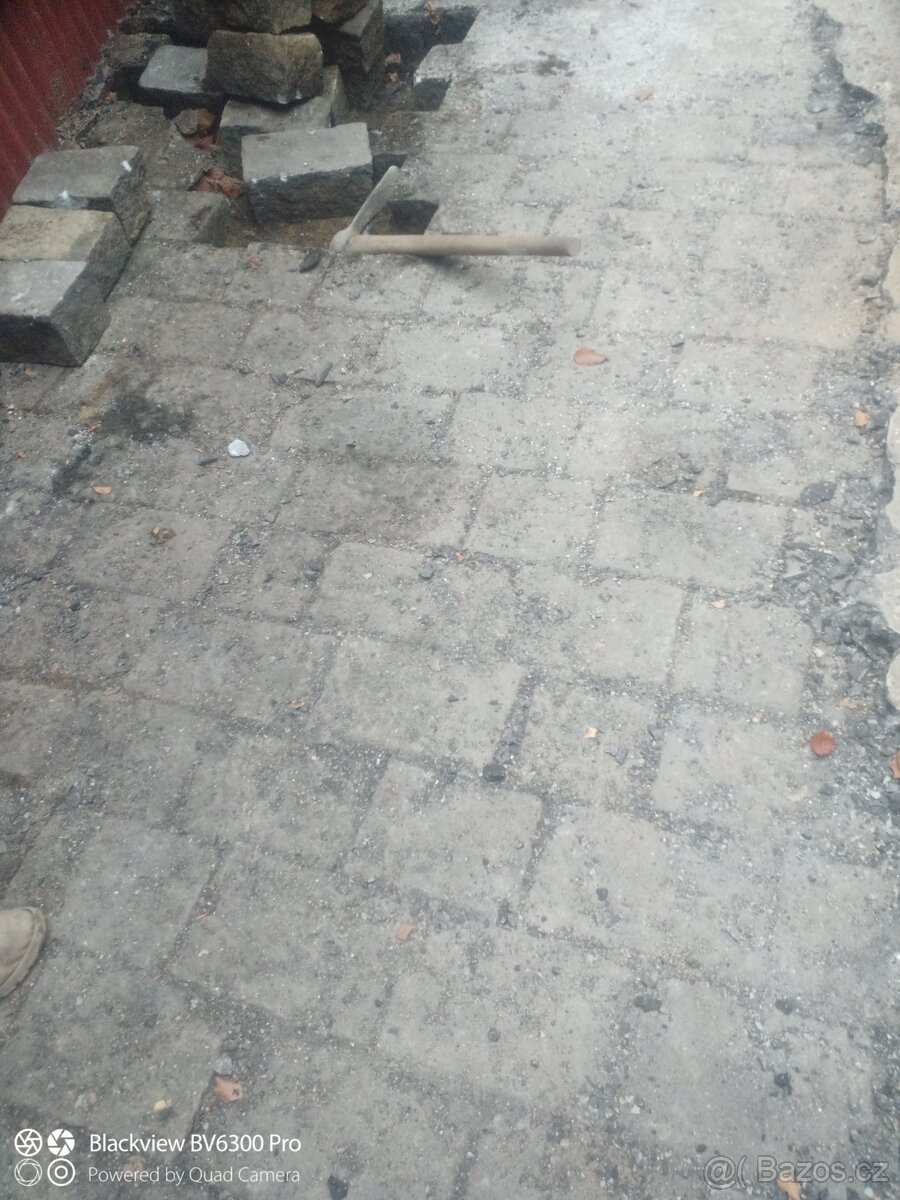 Staré dlažební kostky velké. - 4