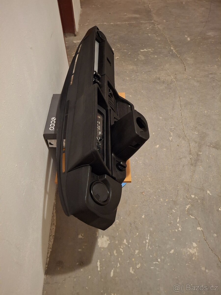 Palubní a přístrojová deska - 4