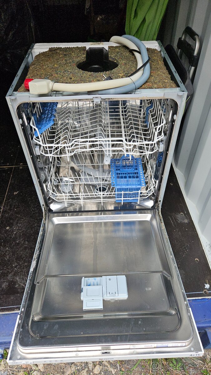 Prodám myčku Indesit DIF 14B1 A - 4