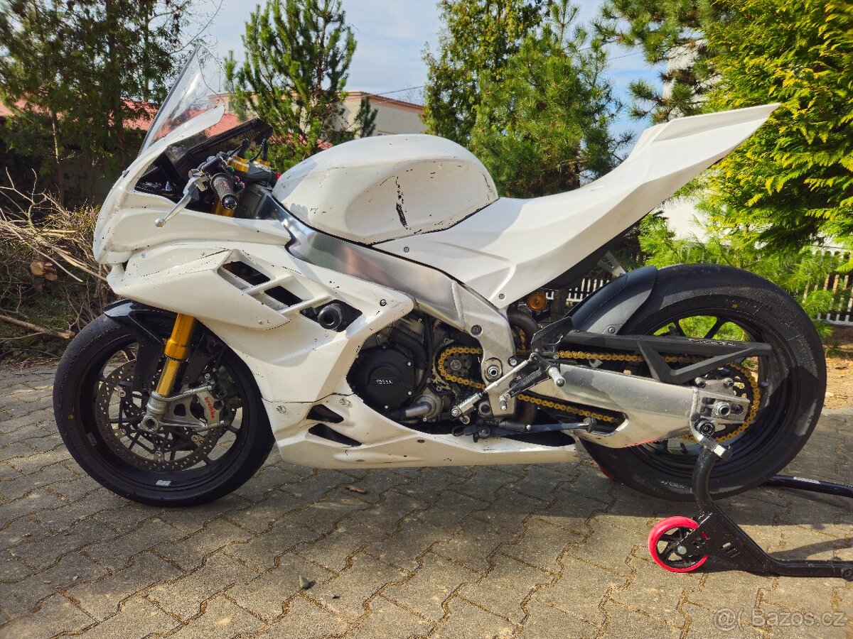 Aprilia RSV4 1100 Factory (2022) - 4